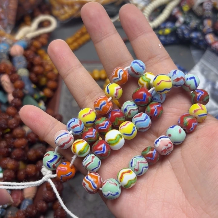 玻璃颈饰一条，喊我选