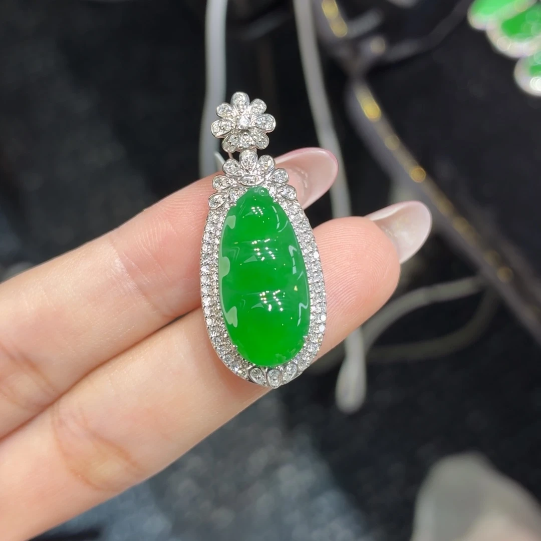 翡翠18K金镶嵌颈饰