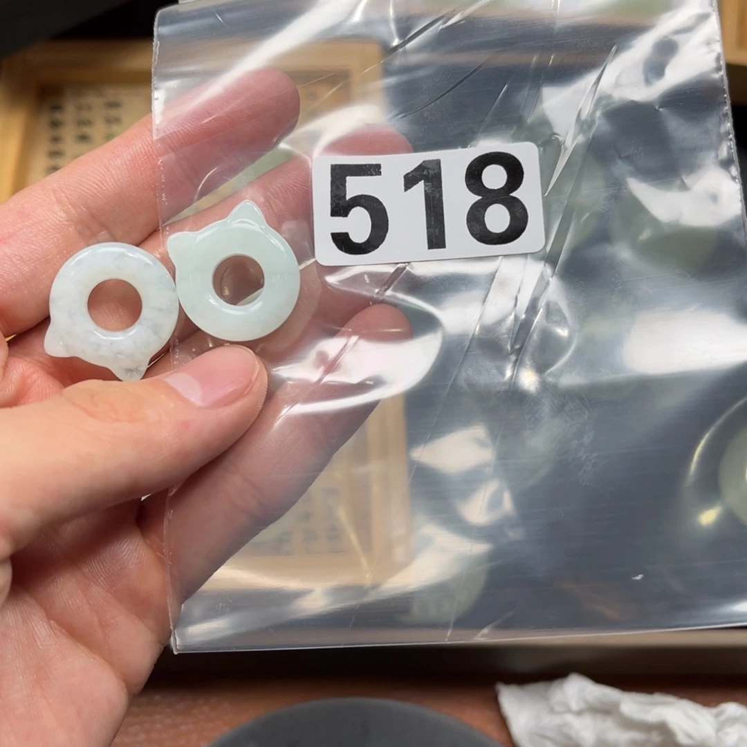 蛇纹石玉颈饰合金张**来