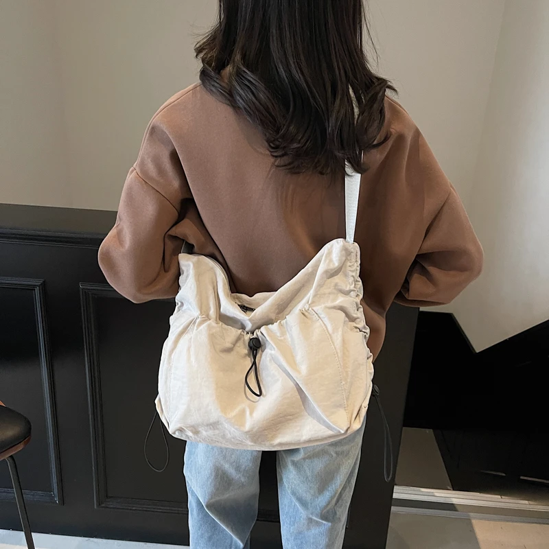 褶皱抽绳轻便单肩包包女2025休闲百搭饺子包男大容量通勤斜挎包潮