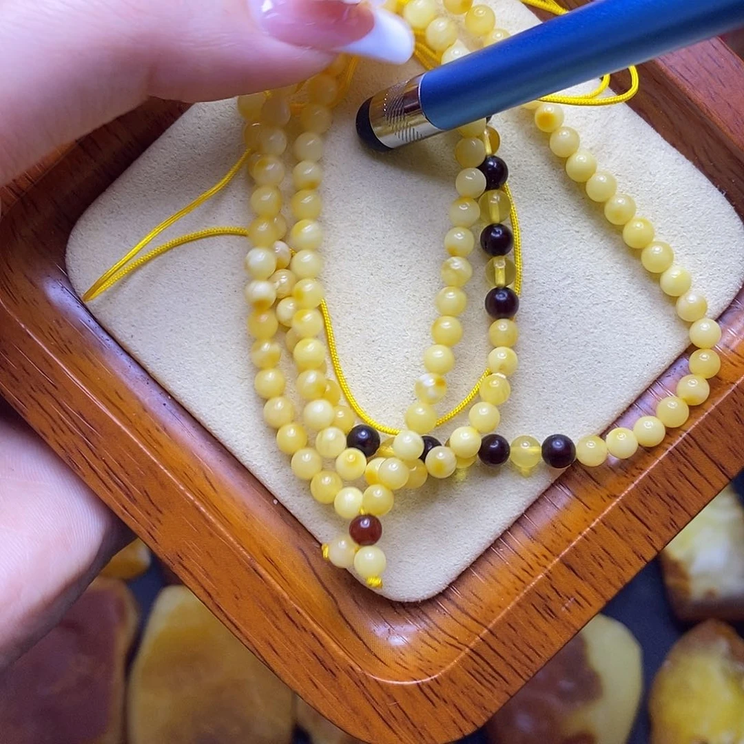 未镶嵌颈饰琥珀陈