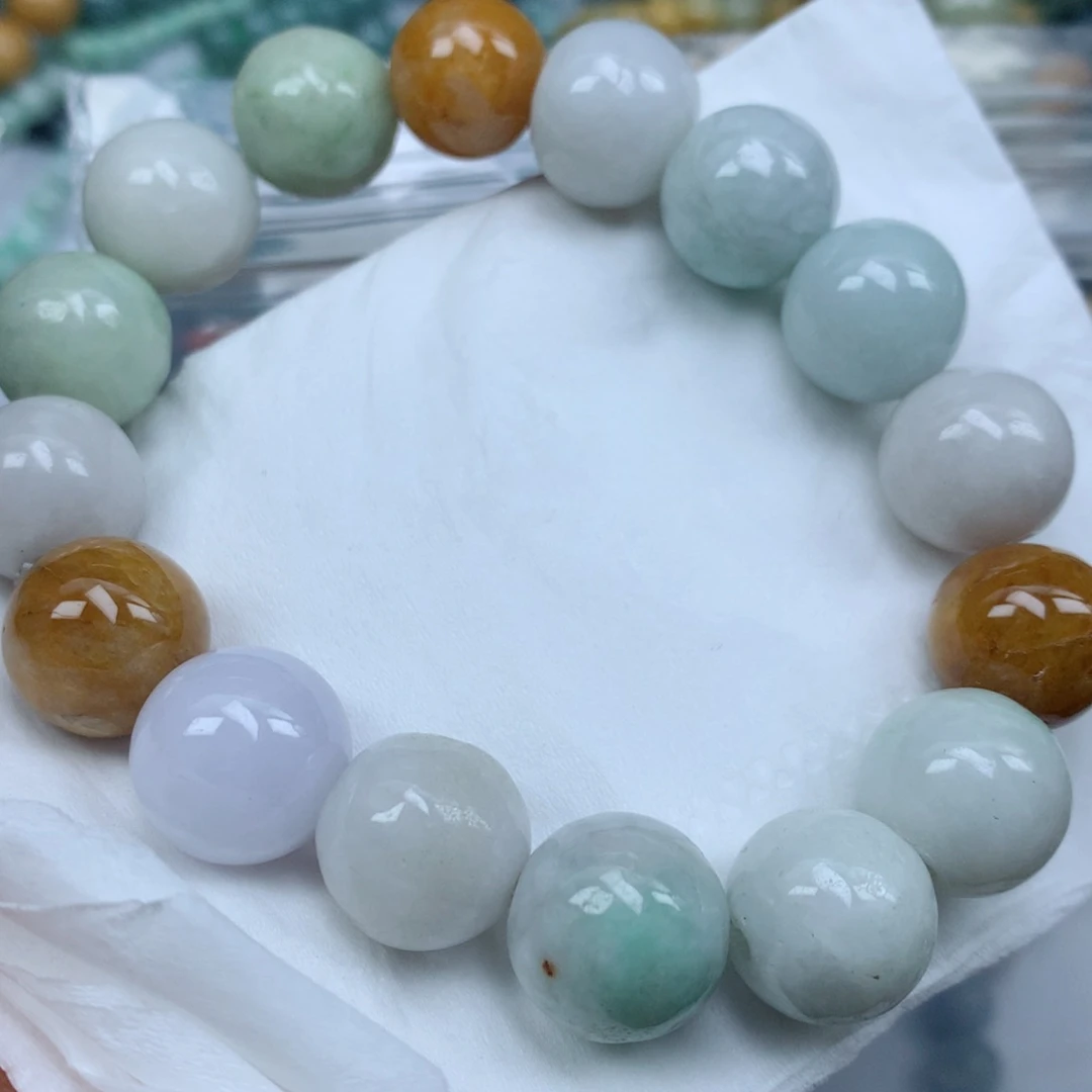 翡翠颈饰未镶嵌手串。