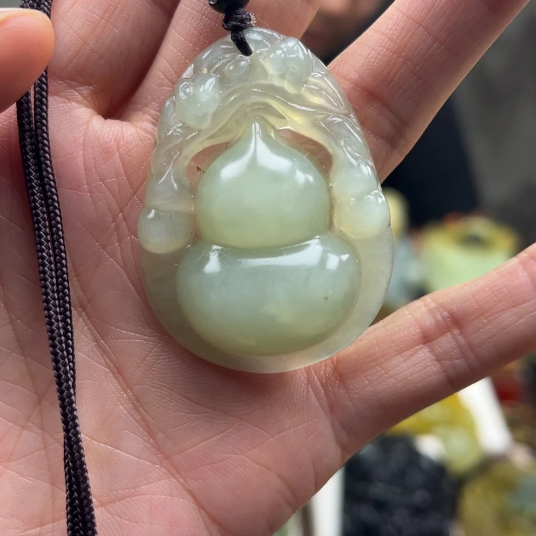 蛇纹石玉未镶嵌颈饰挂件