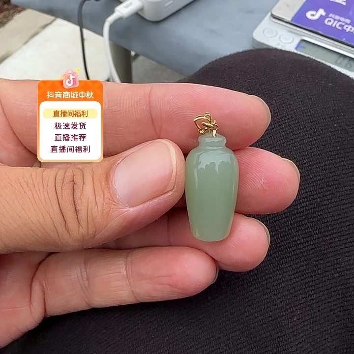 和田玉18K金镶嵌颈饰