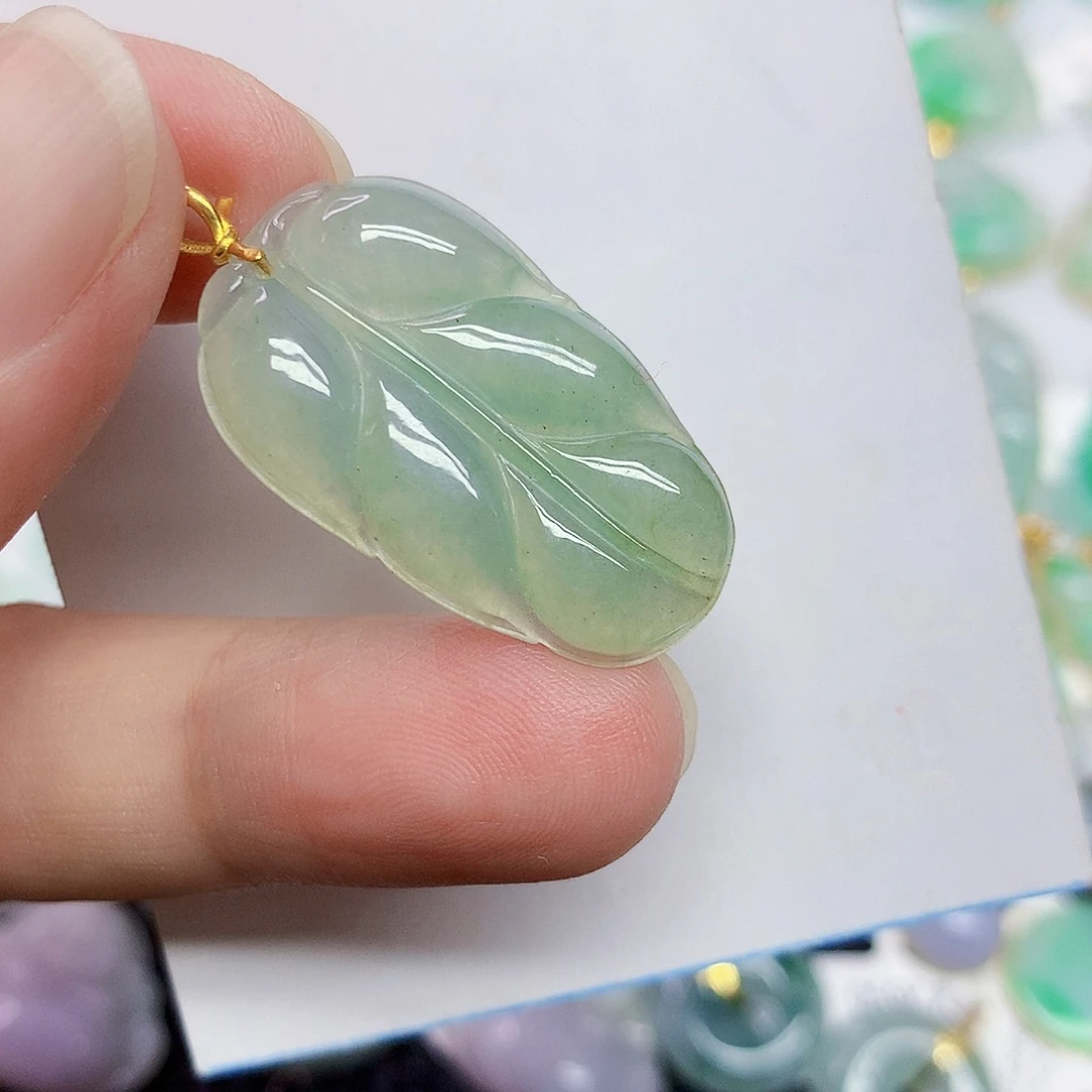 翡翠18K金镶嵌颈饰叶子