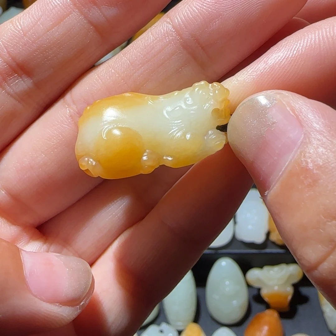 和田玉未镶嵌颈饰孤**影