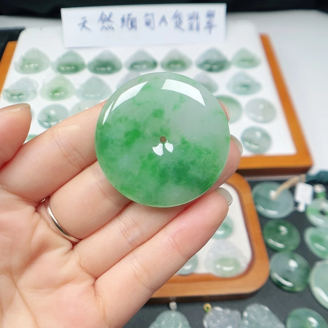 翡翠未镶嵌颈饰平安扣