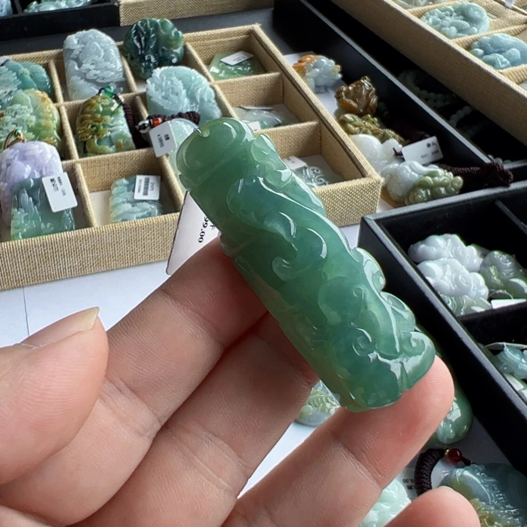 翡翠未镶嵌颈饰貔貅