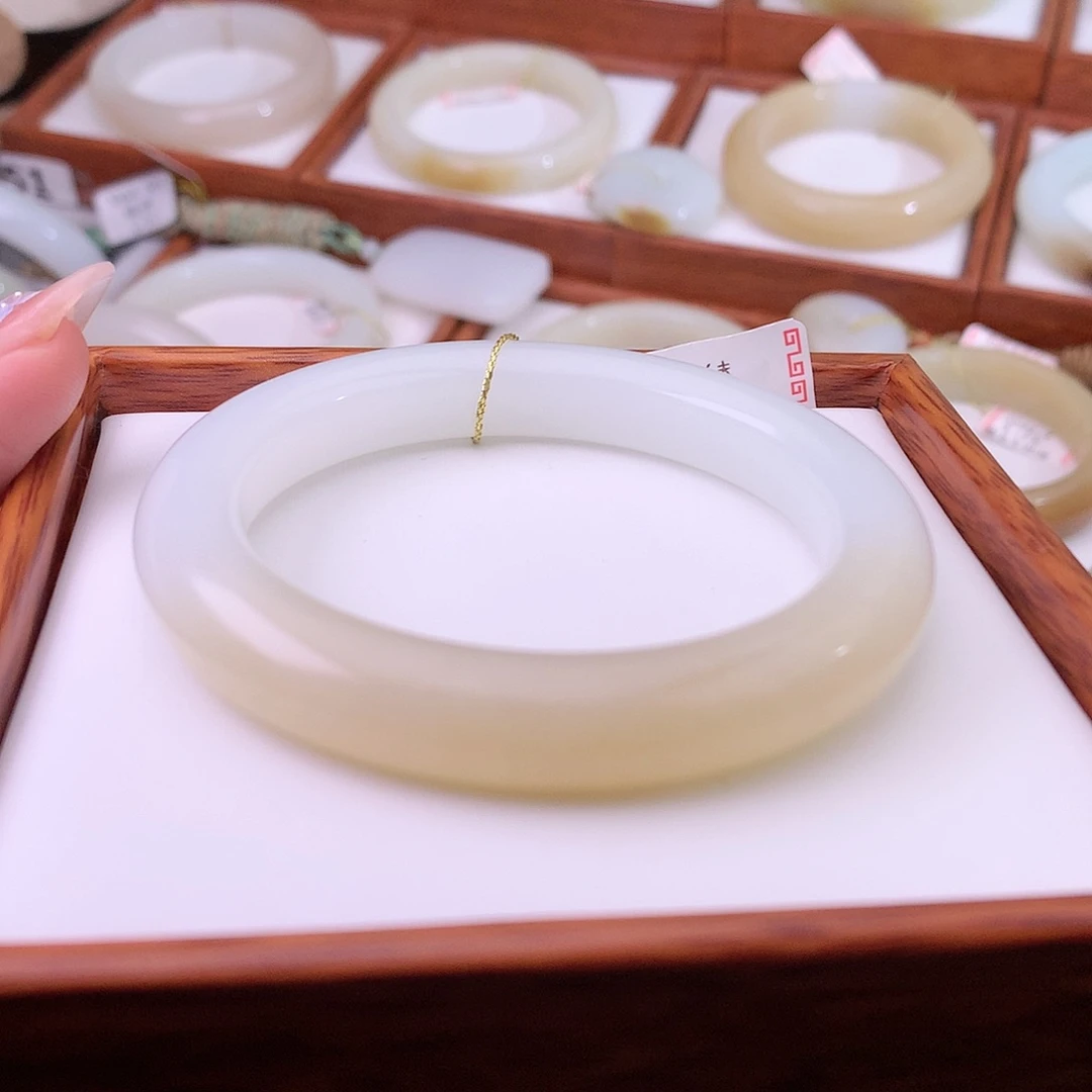 和田玉手镯未镶嵌和田玉手镯53