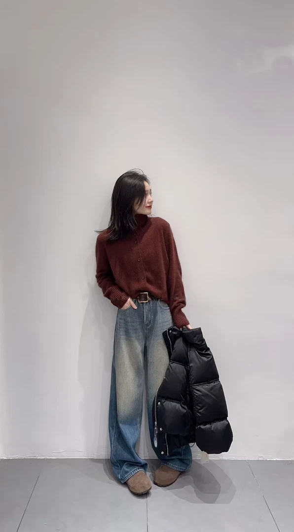 2025秋冬新款极简风高领单排扣针织开衫女韩系叠穿棉服马甲牛仔裤