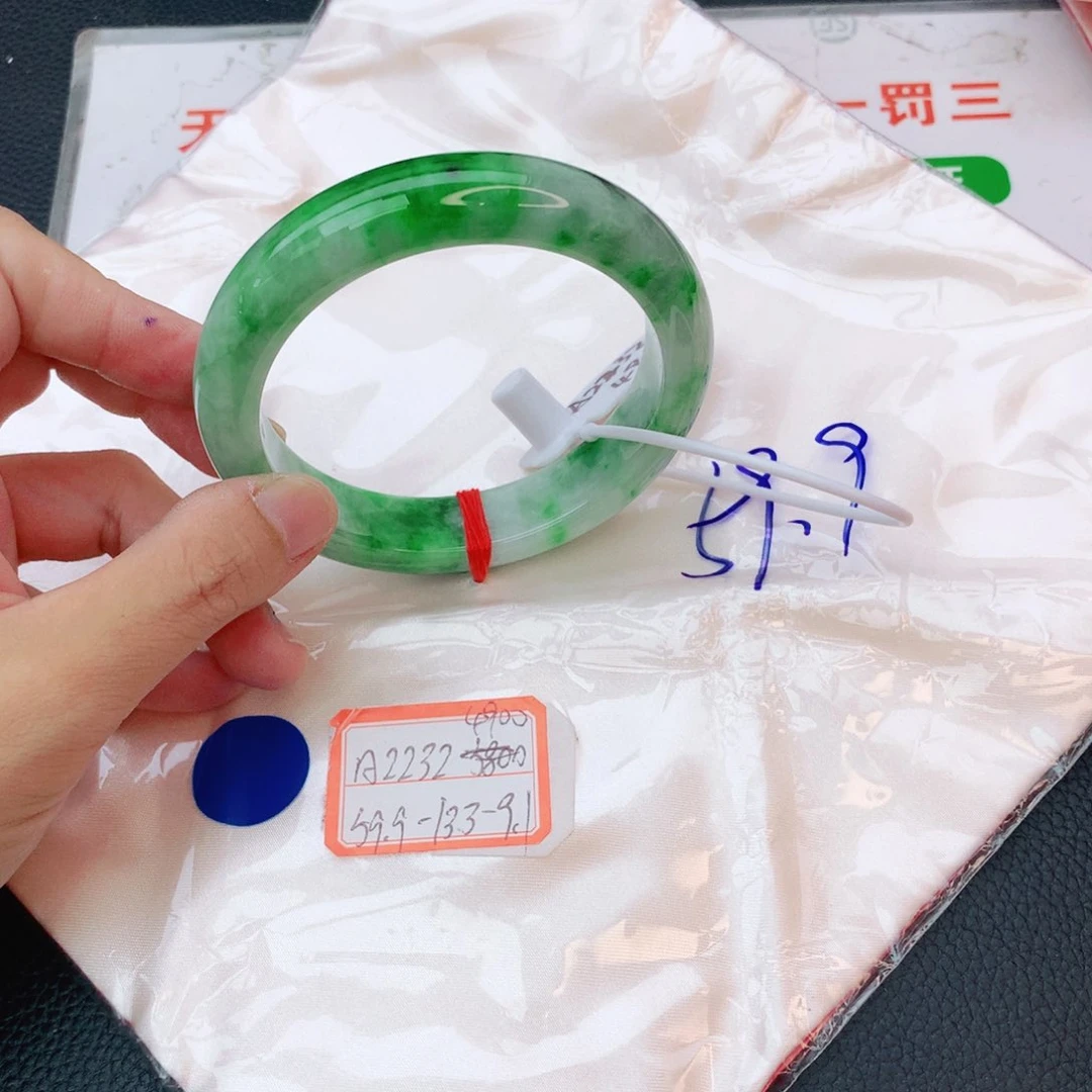 翡翠手镯未镶嵌我