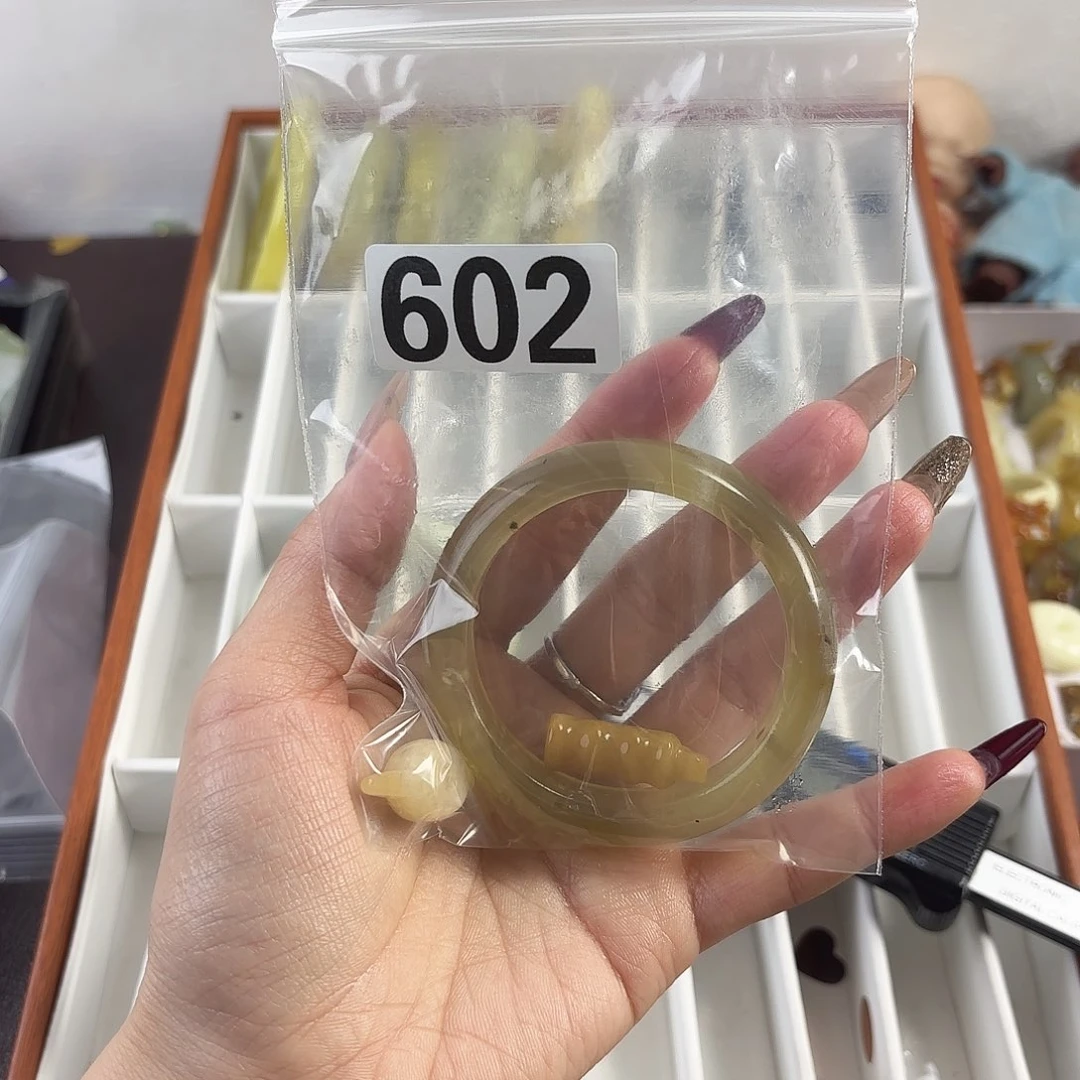 蛇纹石玉手镯未镶嵌蓝**。