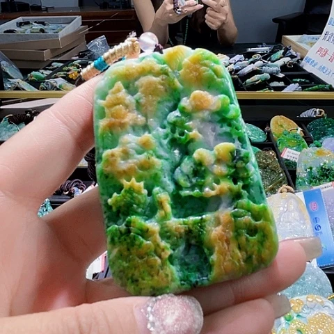 翡翠未镶嵌颈饰一个