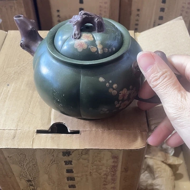 紫砂茶壶原矿原料手工制作的一把紫砂壶。