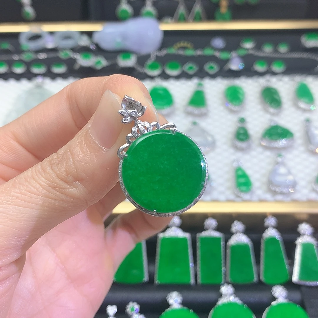 颈饰18K金镶嵌翡翠吊坠