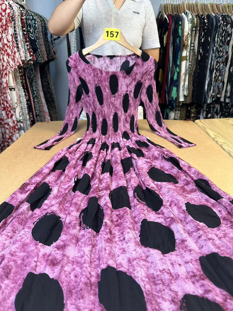 57玫红色波点三宅褶皱原创设计洋气碎花宽松显瘦连衣裙