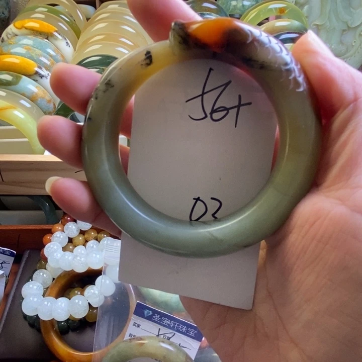 女***神蛇纹石玉未镶嵌手镯