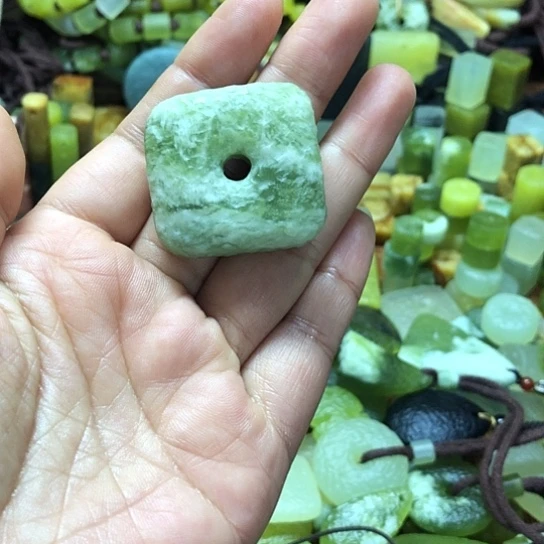 未镶嵌岫玉吊坠岫