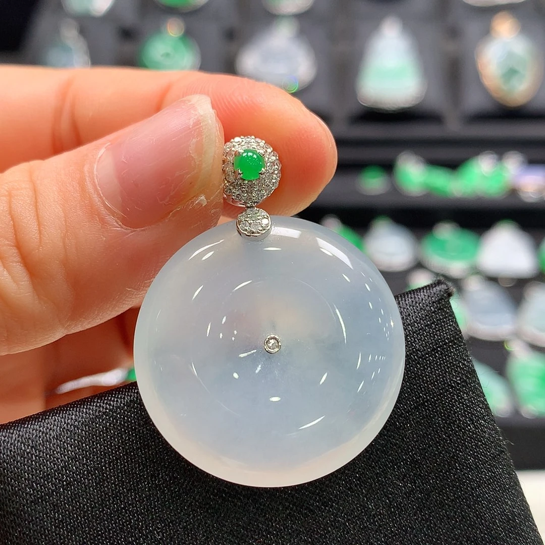 翡翠18K金镶嵌颈饰平安扣