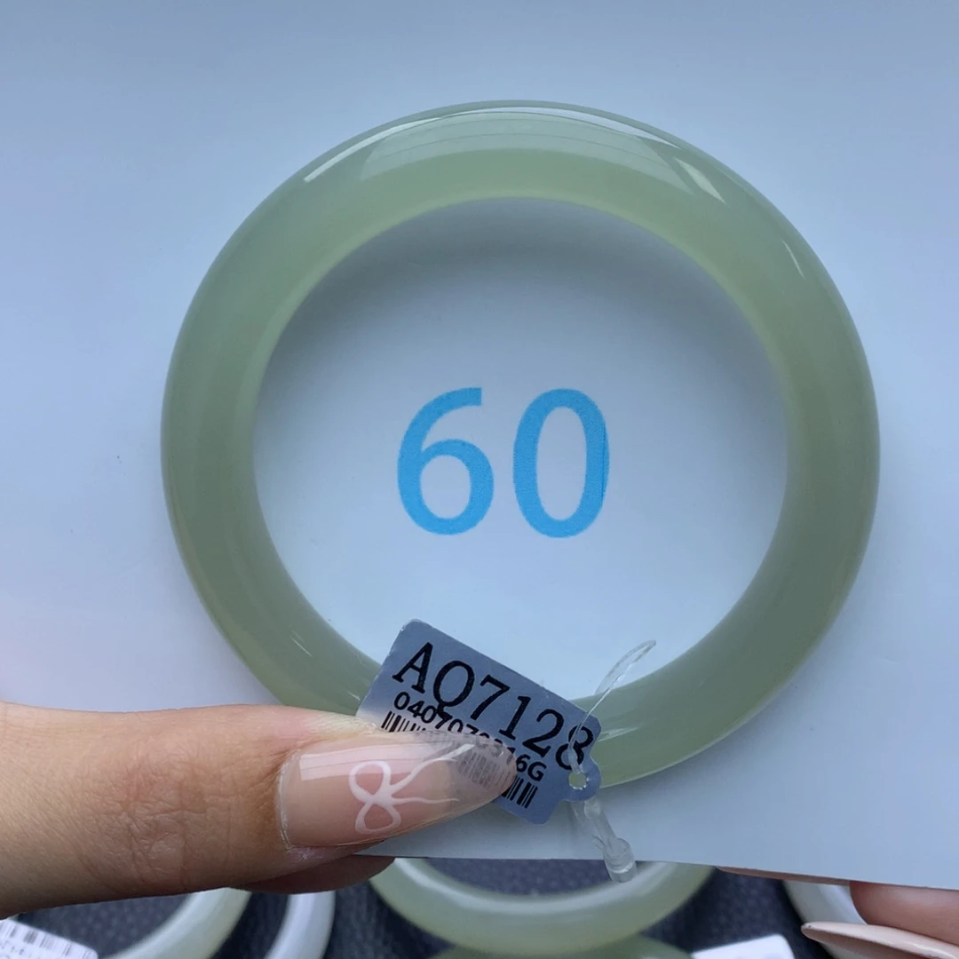 和田玉手镯未镶嵌甜**?