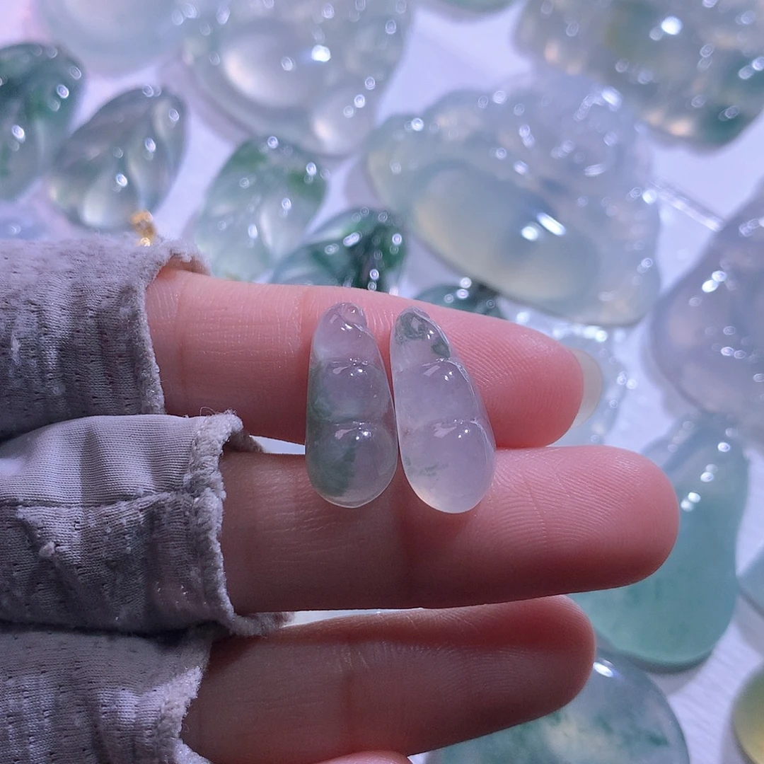 翡翠未镶嵌颈饰一对
