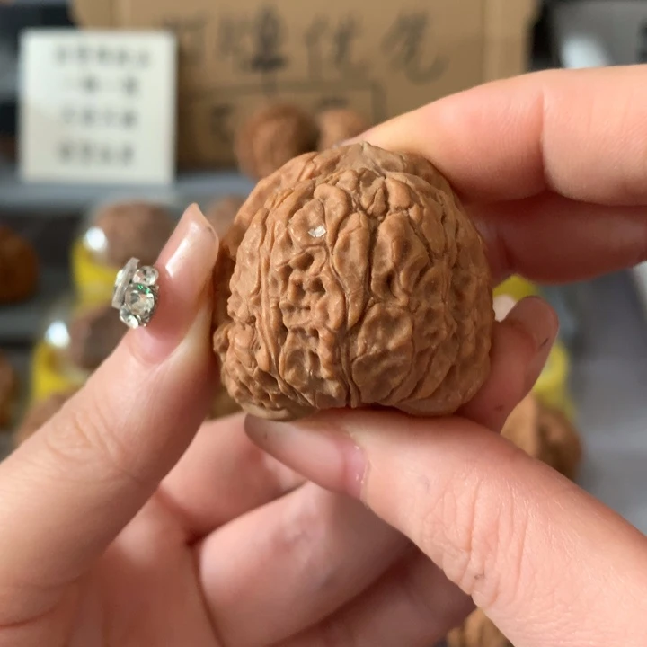 鸿***吊坠文玩核桃异形单只，有瑕疵