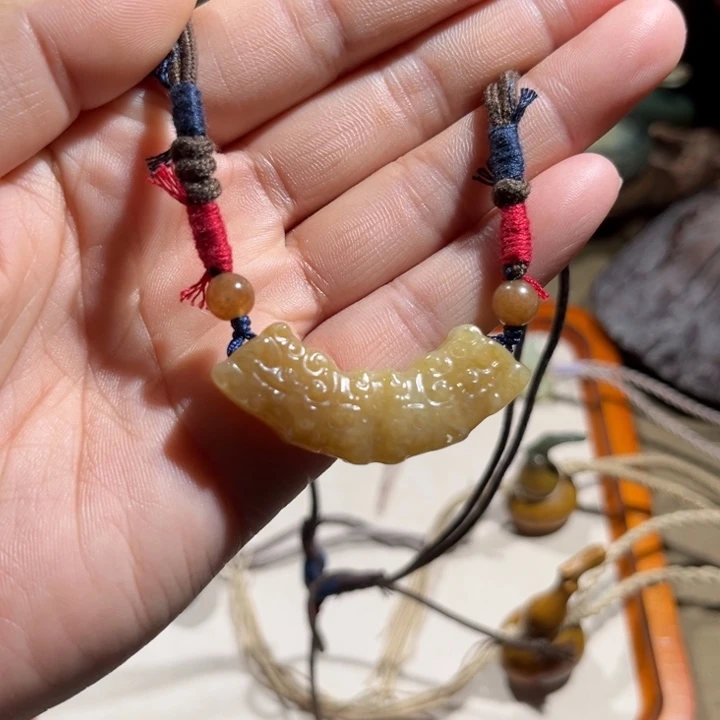 岫岩老玉（透闪石质玉）吊坠未镶嵌