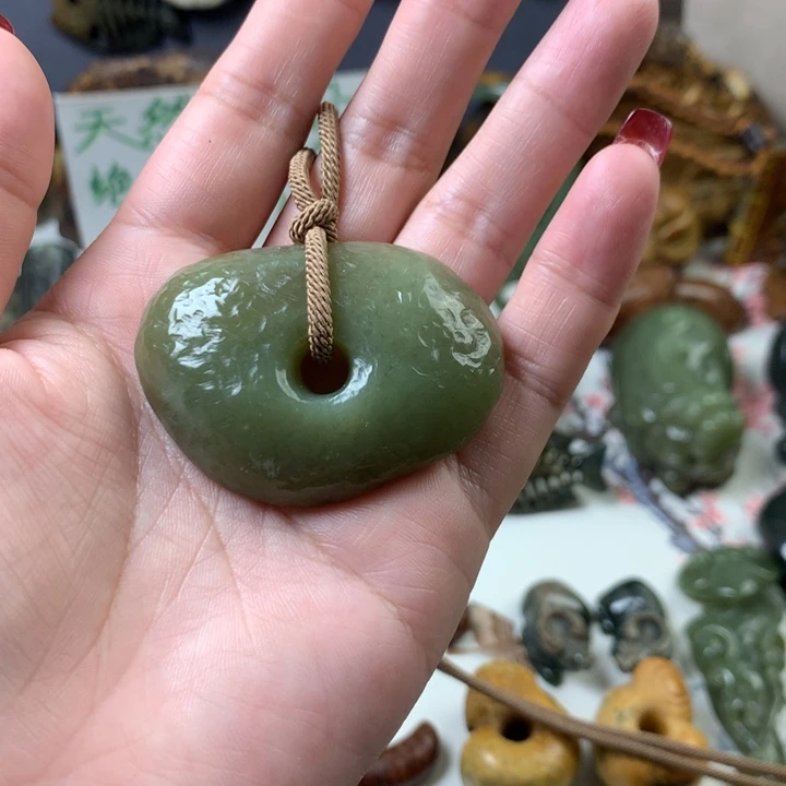 透闪石质玉挂件未镶嵌