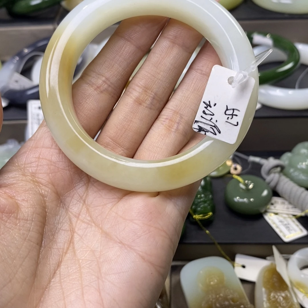 展***论和田玉（糖玉）未镶嵌手镯