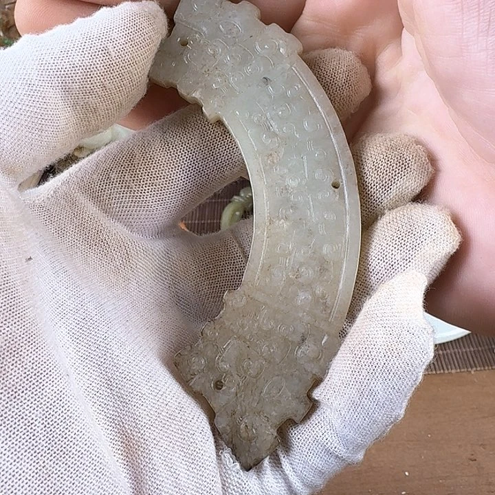 和田玉挂件未镶嵌识**马