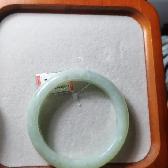 翡翠手镯未镶嵌翡翠手镯