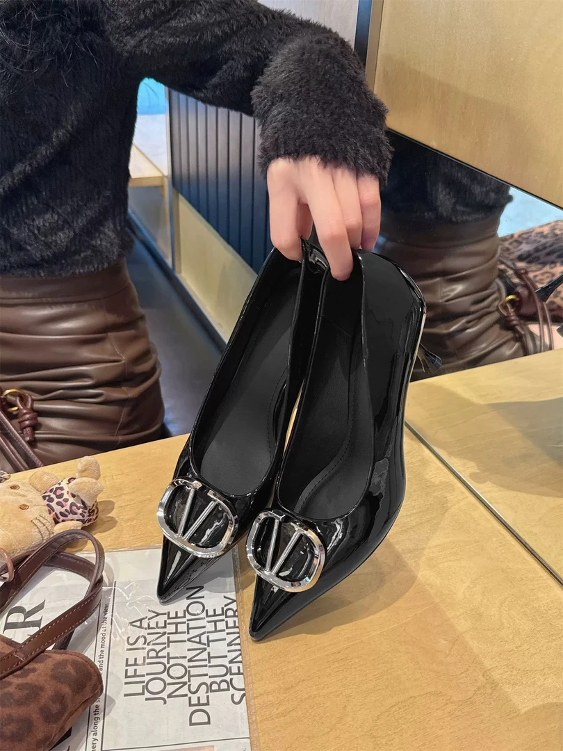 H60835 法式尖头2025春新款金属V扣女时尚气质名媛浅口细高跟单鞋