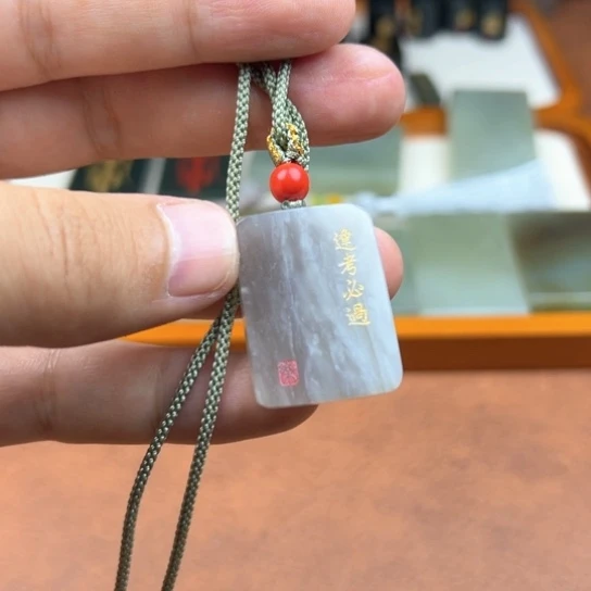 颈饰未镶嵌和田玉（糖玉）