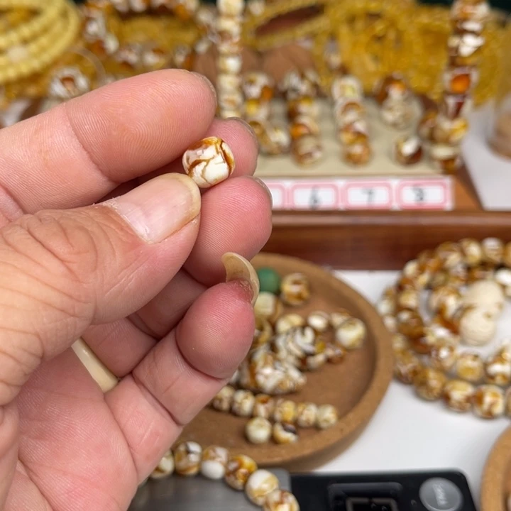 琥珀裸石未镶嵌白**生40号