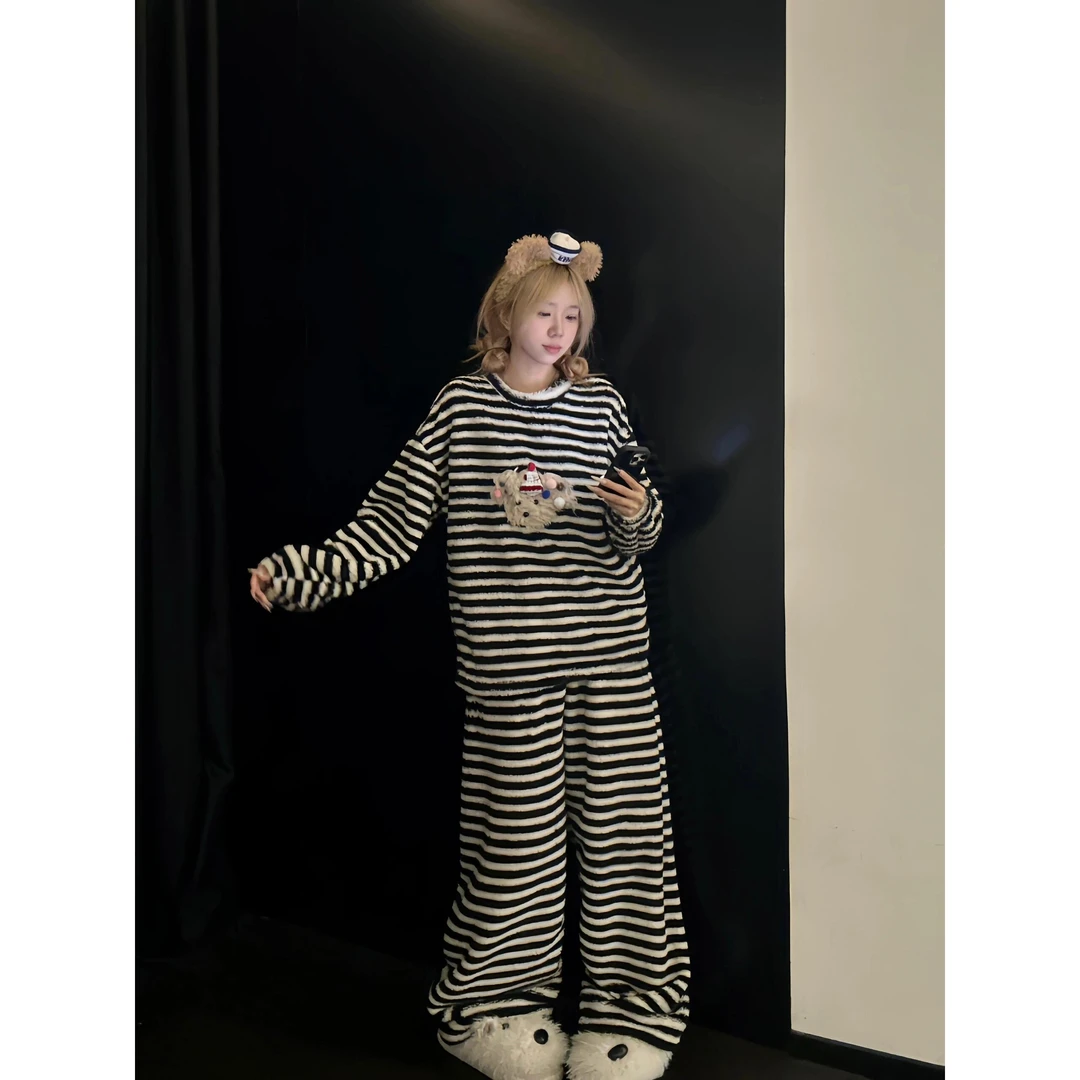 小狗撞色条纹冬新款保暖法兰绒睡衣女款卡通长裤可外穿家居服套装