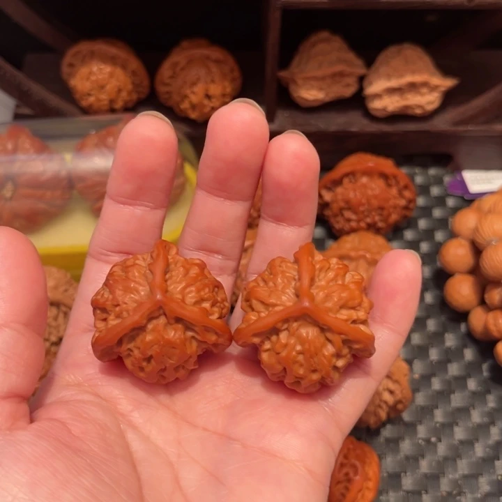 文玩核桃把件一**歌三棱