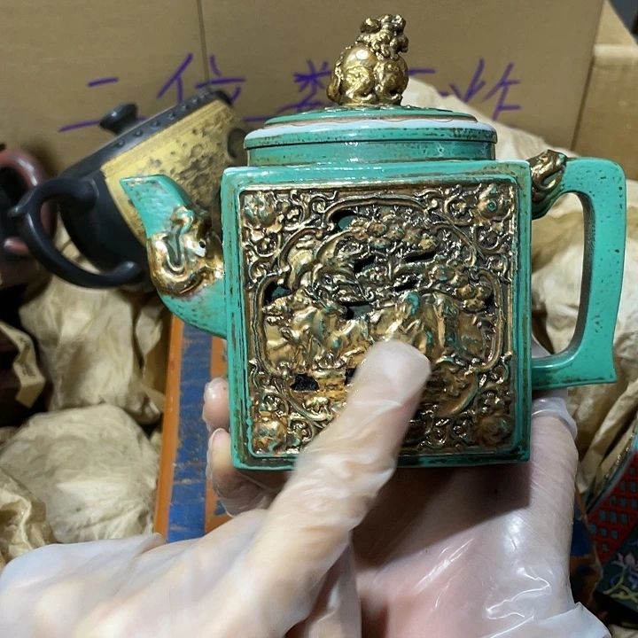 紫砂茶壶原矿泥料，手工制作的一把紫砂壶。