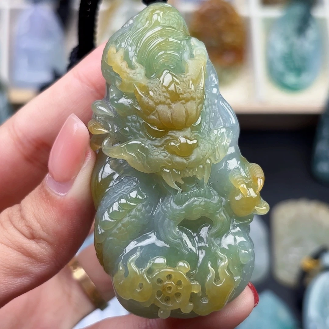 翡翠未镶嵌颈饰龙牌