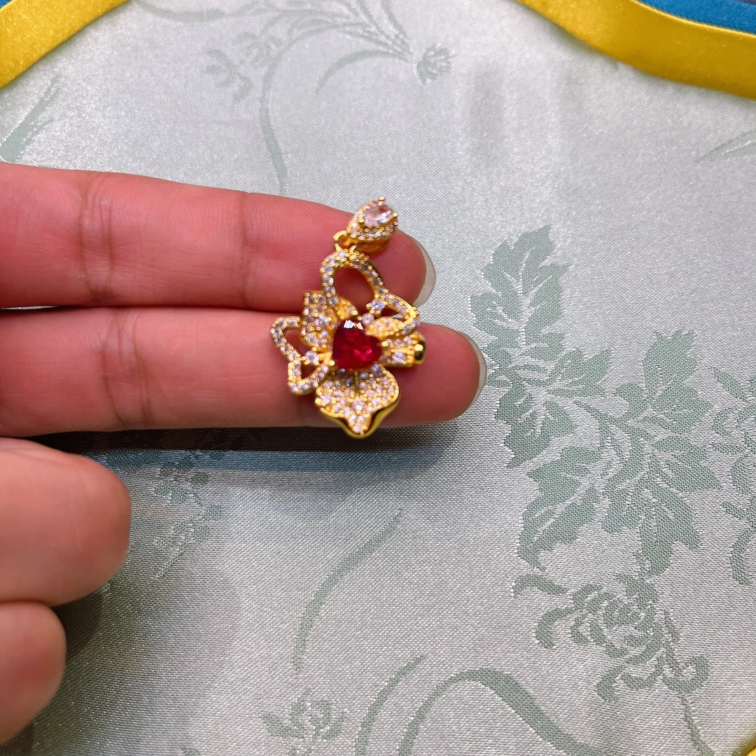 培育红宝石金色双花豪镶心型红宝吊坠3008