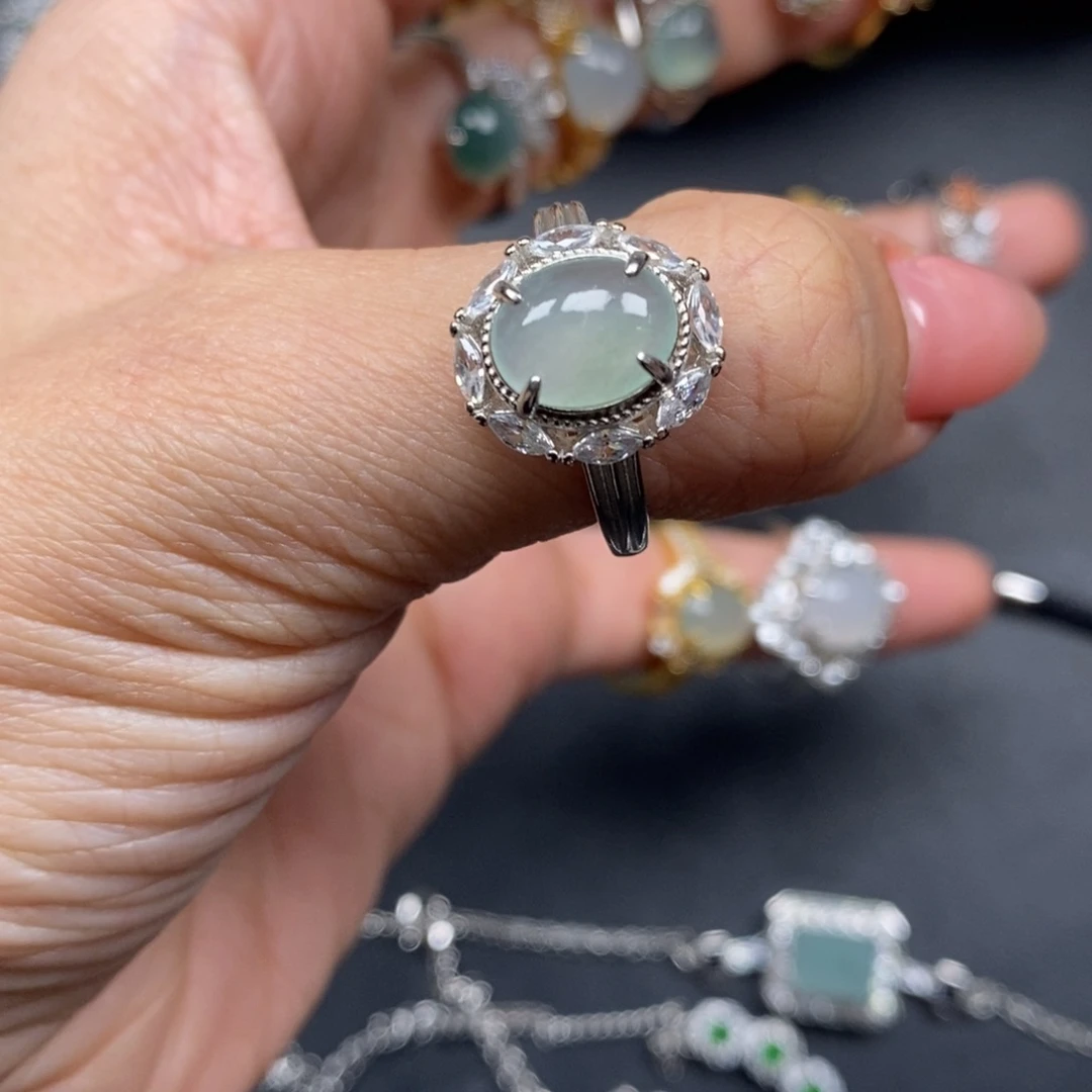 翡翠颈饰未镶嵌白***?翡翠