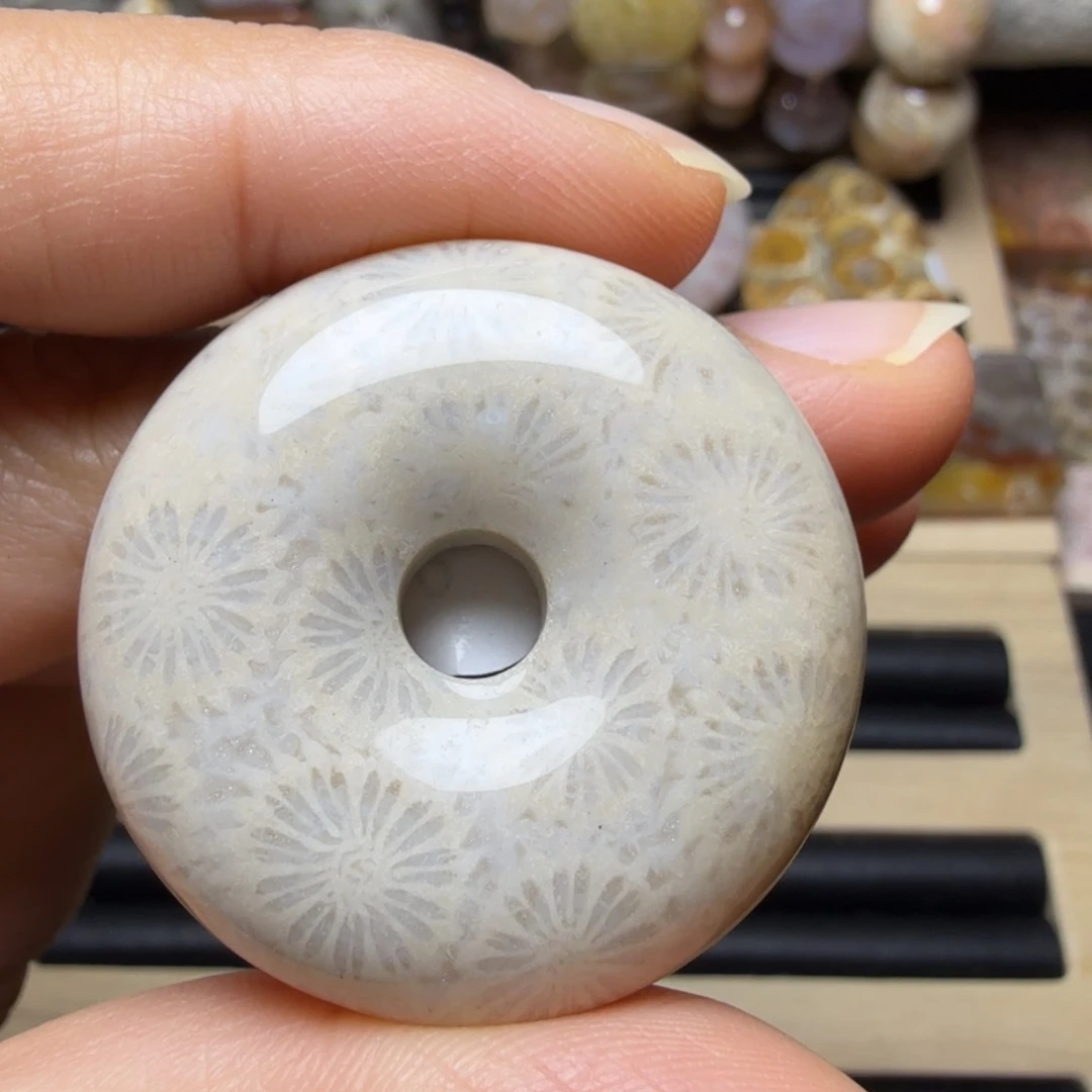 硅化玉未镶嵌灰色大花，面包扣