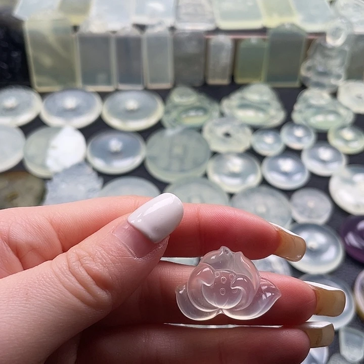 岫玉未镶嵌颈饰荷花