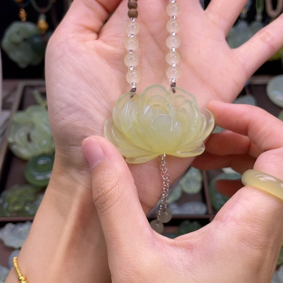 蛇纹石玉未镶嵌颈饰瑕疵款