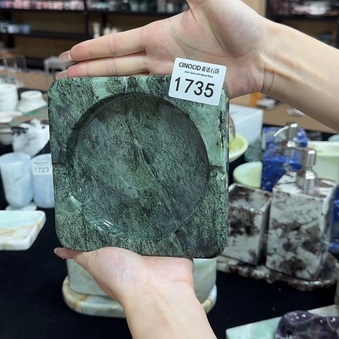 名****士1735 普拉达绿烟灰缸