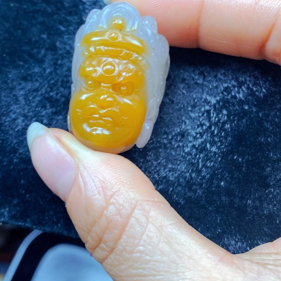 未镶嵌石英质玉（黄龙玉）颈饰