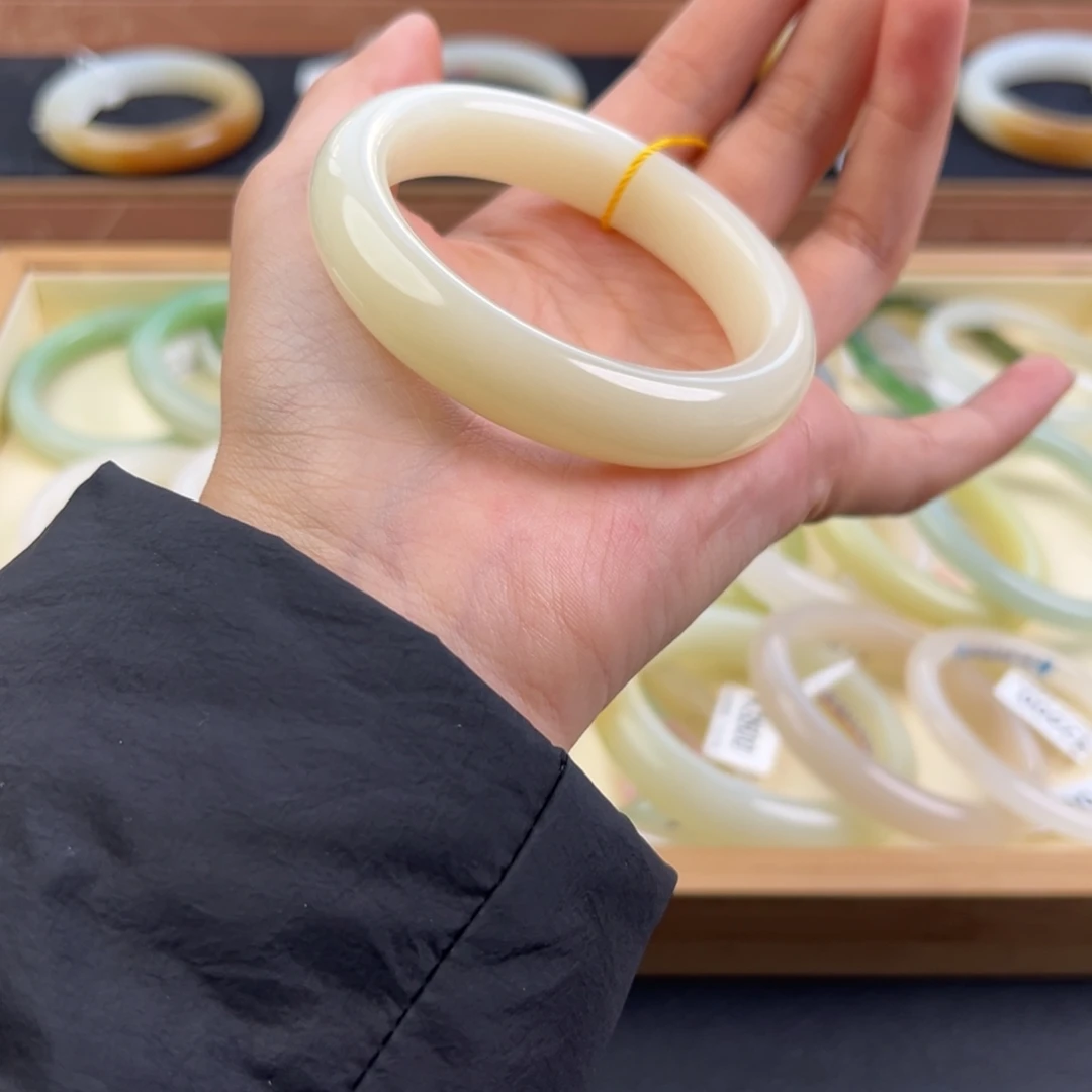 和田玉未镶嵌手镯