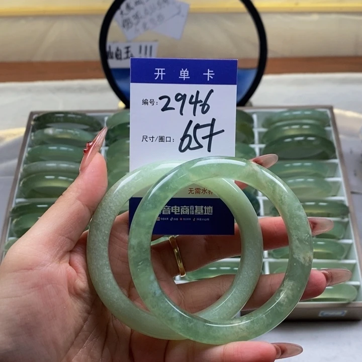 蛇纹石玉手镯未镶嵌清**芷