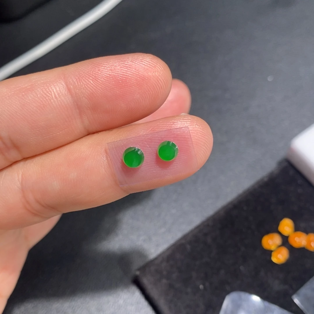 翡翠裸石阳绿小圆牌