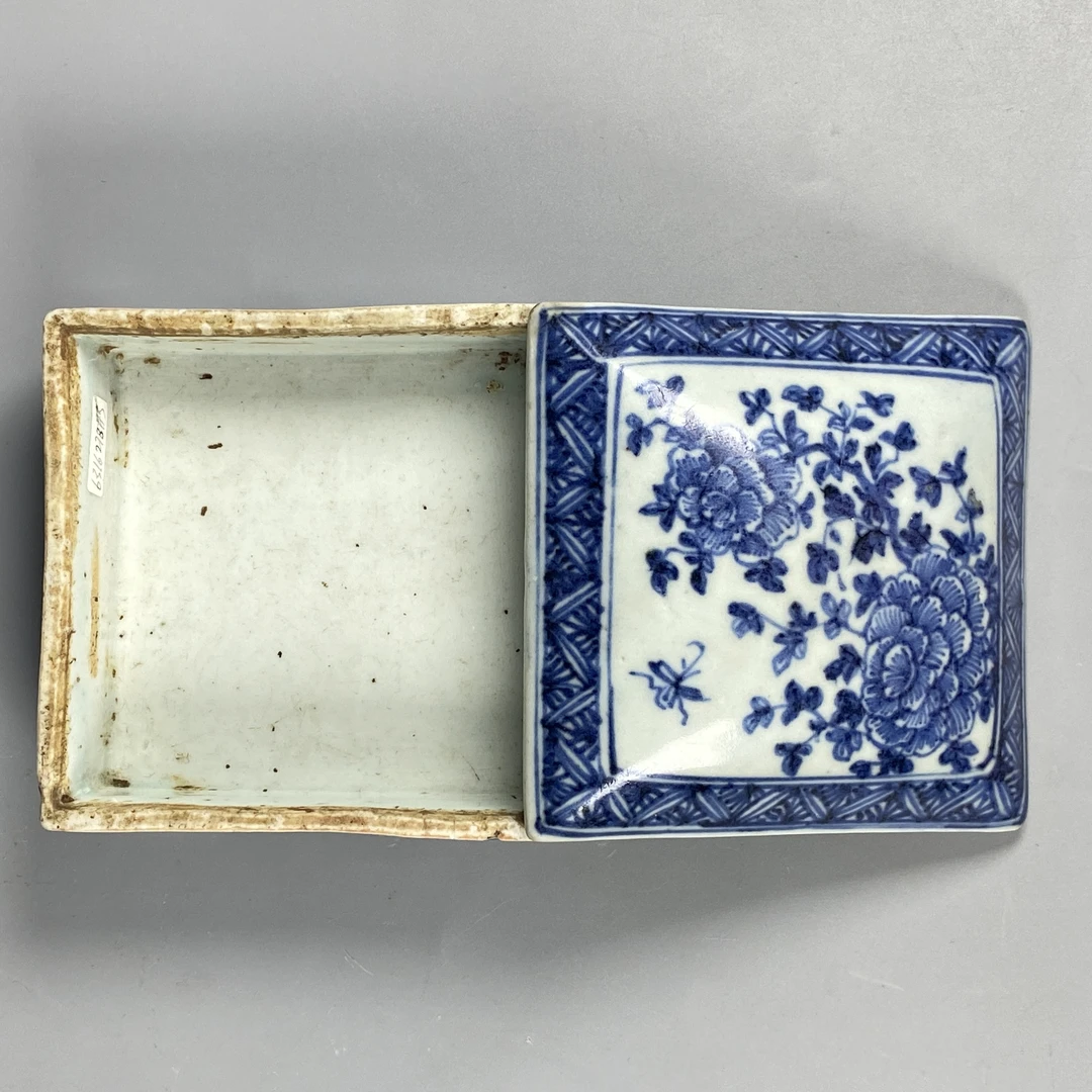 【022031238】清代青花花卉印泥盒