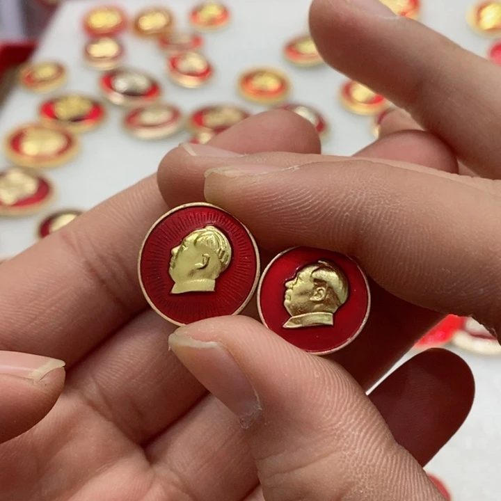 其他普通金属千****红色纪念章小圆章两个